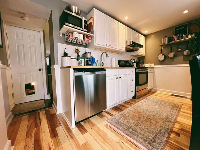 Foto del edificio - Gorgeous 2-Bed Townhome in Whitman! Available on NOW!