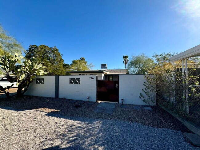 Building Photo - 2 bedroom single family w/yard & W/d