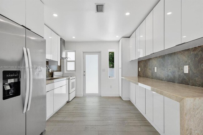 Foto del edificio - 160 NW 121st St