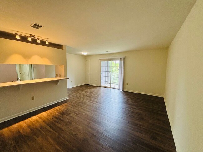 Building Photo - 4 Bedroom 2 Bath Condo