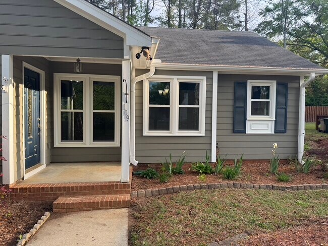 Building Photo - 109 Longneedle Ct