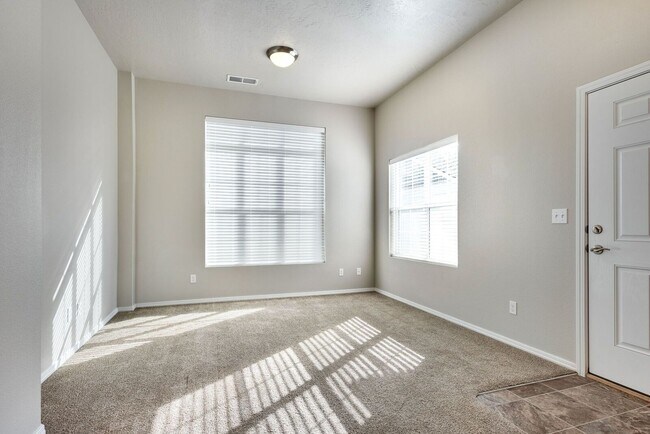 Building Photo - 1288 E Everest St