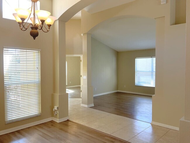 Building Photo - 2427 Cimmaron Ash Way