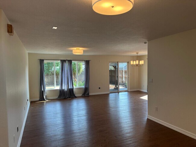 Foto del edificio - Beautiful 3 bedroom 2 bathroom house in a ...