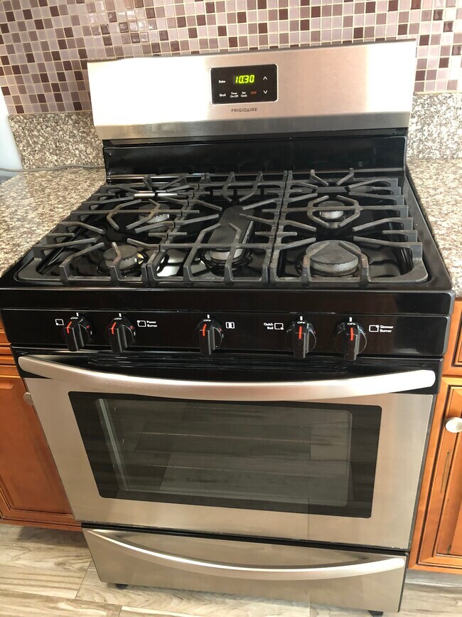 stove - 5742 Willowcrest Ave