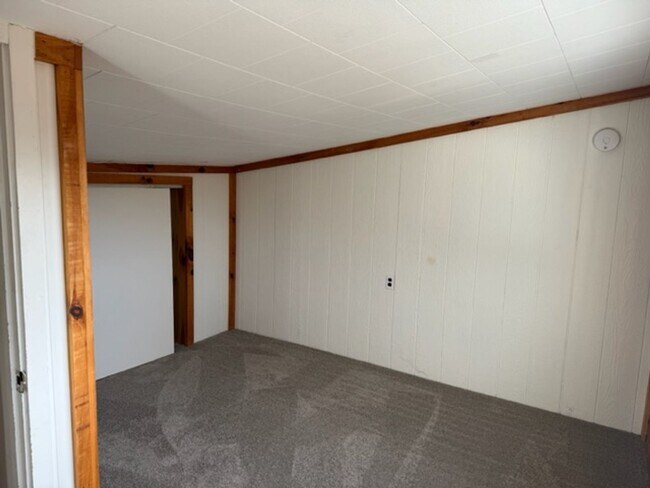 Building Photo - Recently Renovated Apartment In Close To K...