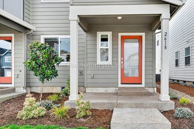 Foto del edificio - Recently Built Woodburn Townhome Featuring A/C