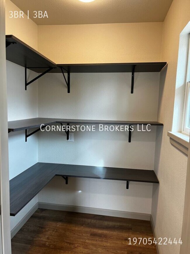 Building Photo - NEWLY RENOVATED COUNTRY SINGLE FAMILY PROP...