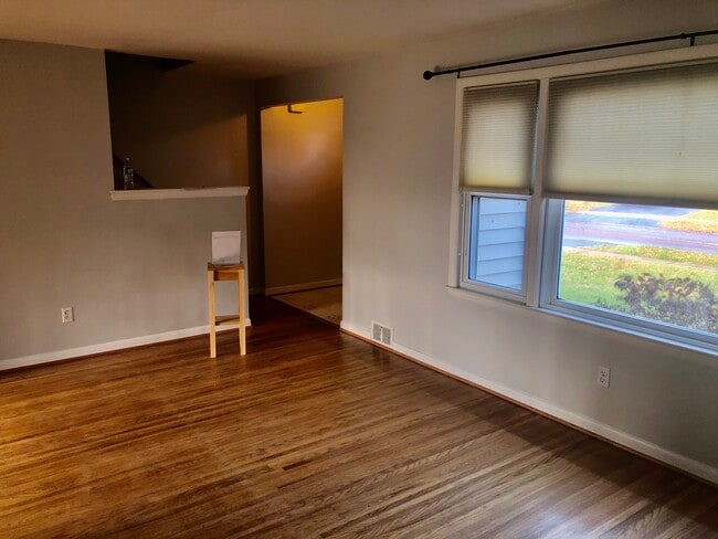 Building Photo - 129 Roselawn Cres
