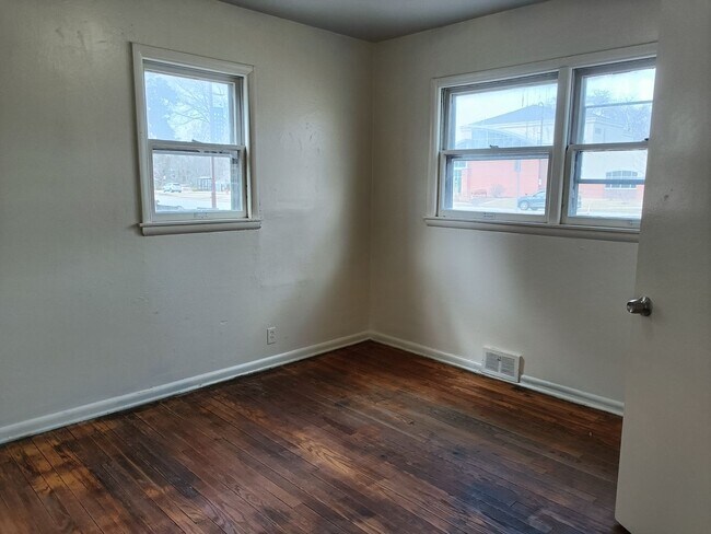 Foto del edificio - 2125-27 W Silver Spring Dr