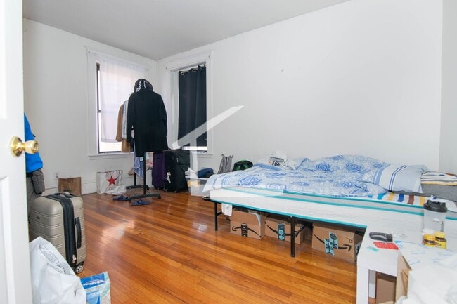 Building Photo - Great deal! 3-bed, 1.5 Bath in Allston on The B Line; Heat/HW Incl!
