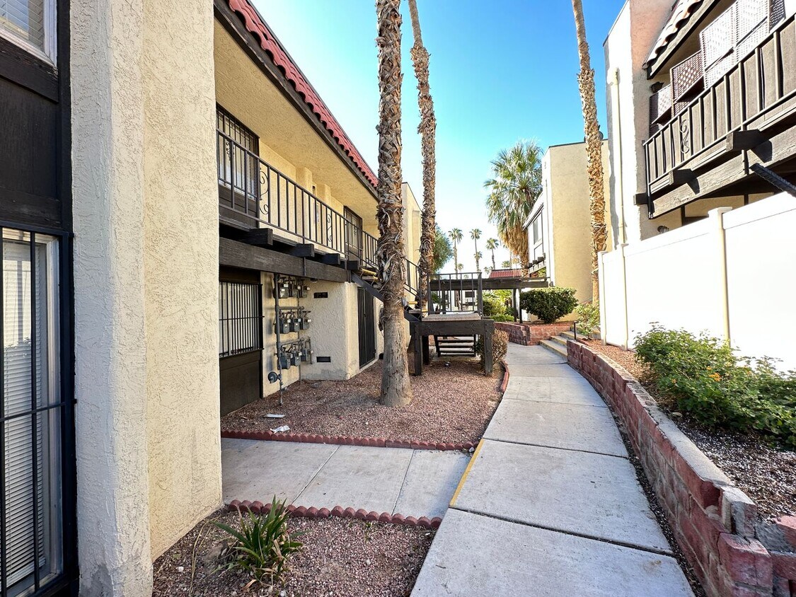 Primary Photo - Las Brisas Apt Homes