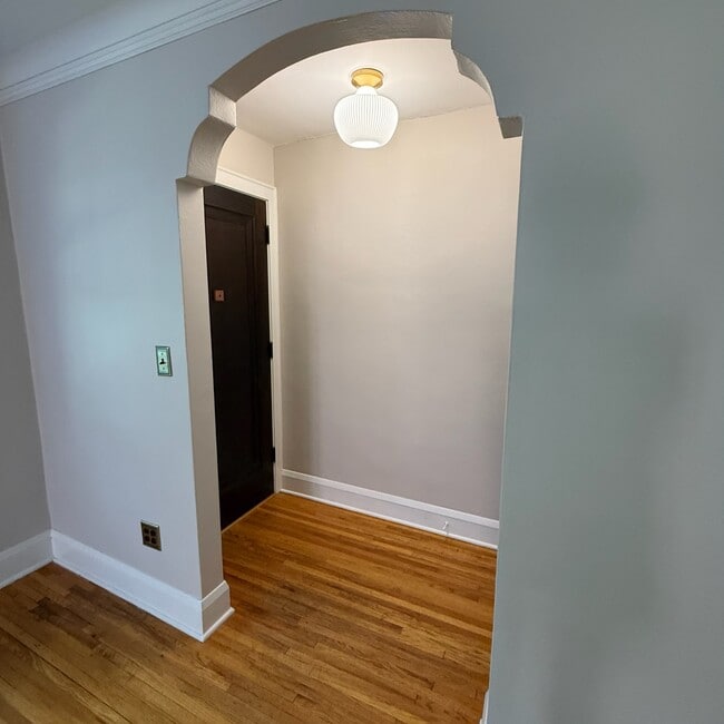 Foyer with large closet - 1926 SUMMIT AVENUE