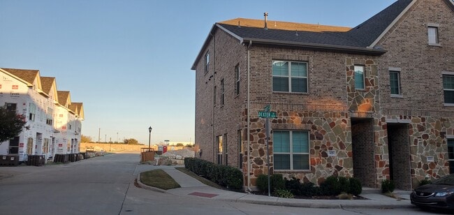 Building Photo - 4428 Dexter Ln