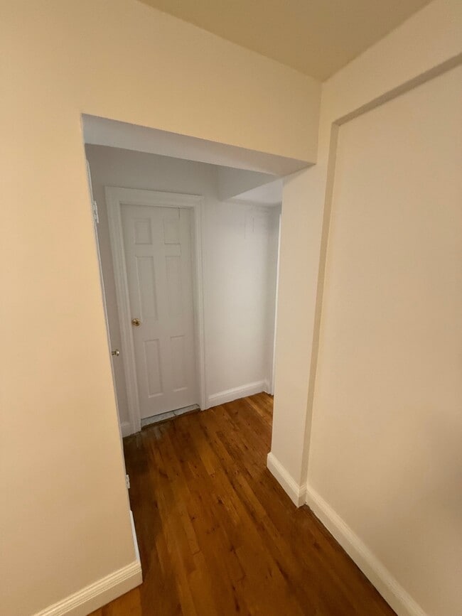 Building Photo - 930 E 7th St