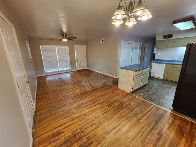 Building Photo - Wonderful 3BR/1.5BA Just a few blocks away...