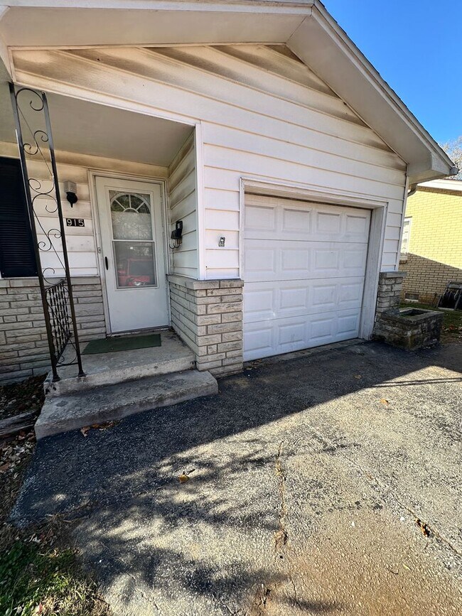 Foto del edificio - 2-3 bedroom, 1 bath, 1 car garage home for rent