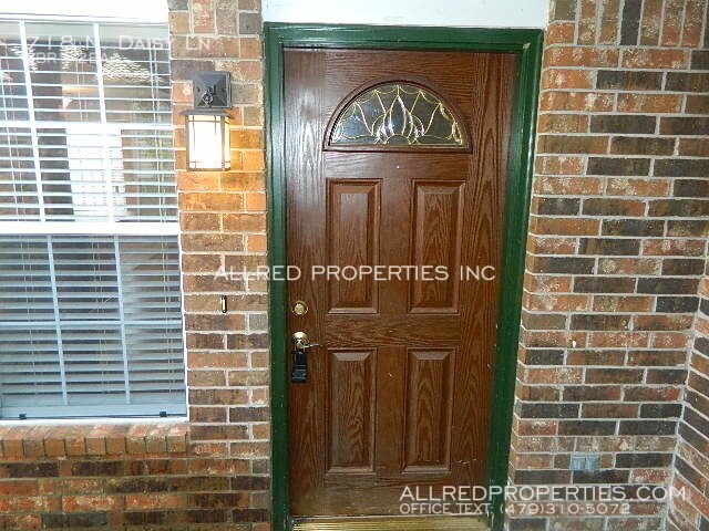 Building Photo - 718 N Daisy Ln