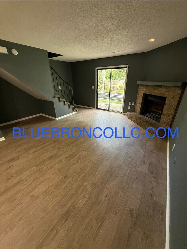 Foto del edificio - Spacious 3 bedroom unit with NEW Flooring and fresh paint