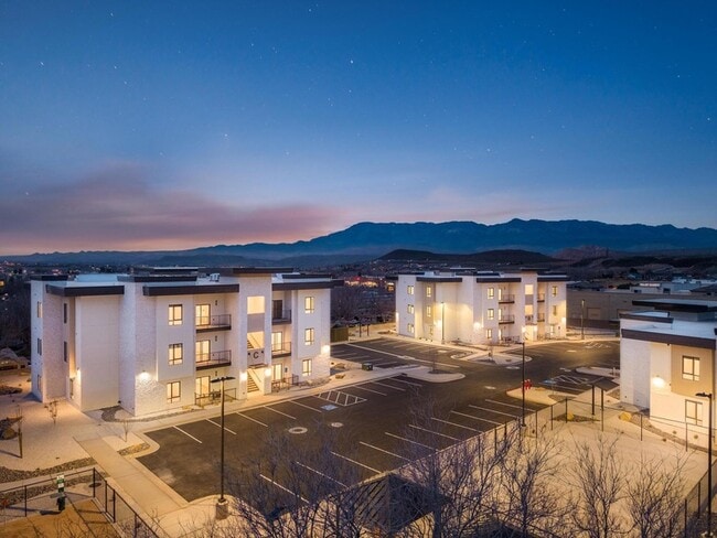 Building Photo - 983 W State St