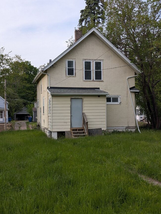 Foto del edificio - Charming 3 Bedroom Home with Screened Porch and 2 Car Garage