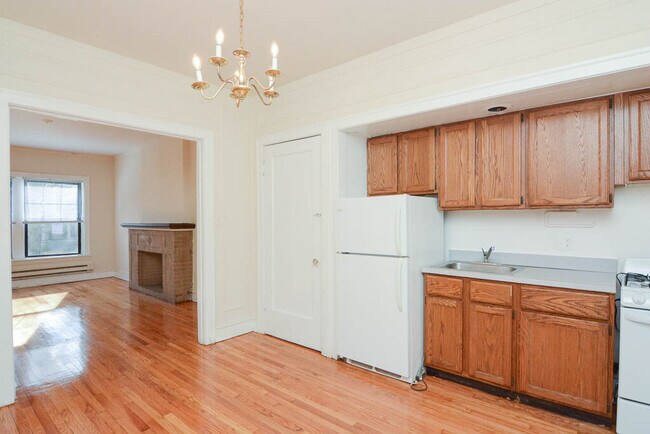 Building Photo - 1301-1303-1033 Chicago Ave