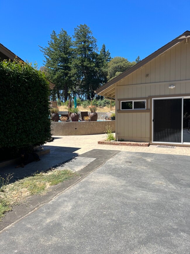 Building Photo - 330 Braemoor Dr