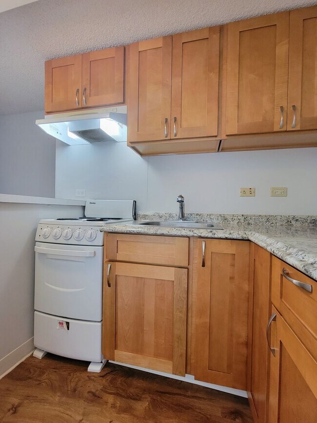 Foto del edificio - For Rent | Full Size Studio Apartment with...