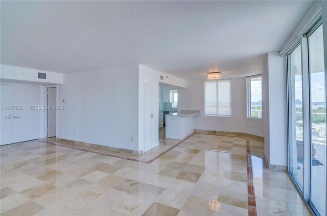 Foto del edificio - 5900 Collins Ave