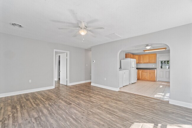 Building Photo - 852 W 48th St