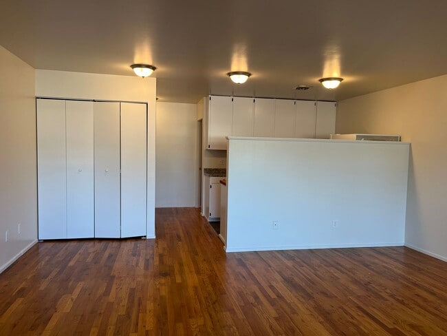 Building Photo - Large 2 BR 1 BA. Tabor/Montavilla!