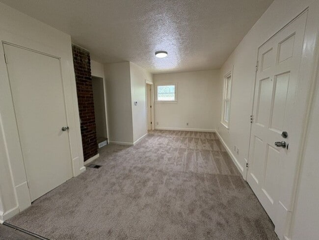 Building Photo - Freshly Updated 2 Bedroom Home with Bonus Room in North Hill