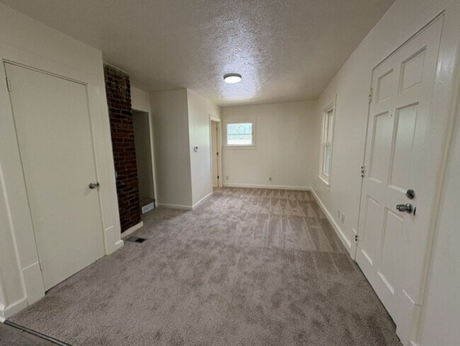 Foto del edificio - Freshly Updated 2 Bedroom Home with Bonus Room in North Hill