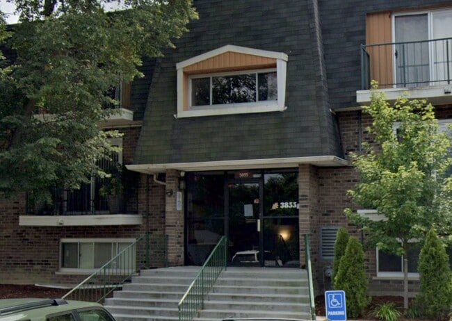 Building Photo - 3855 N Parkway Dr