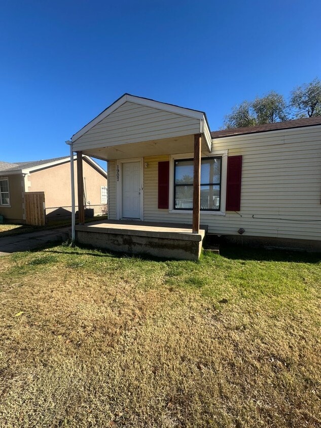 Primary Photo - Large 3b 2b Home