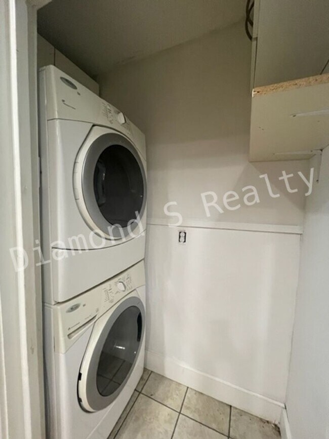 Foto del edificio - 3 Bedroom Home Available Early June!