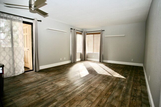 Foto del edificio - Available Now 2Br 1 Ba Condo with 1c garage