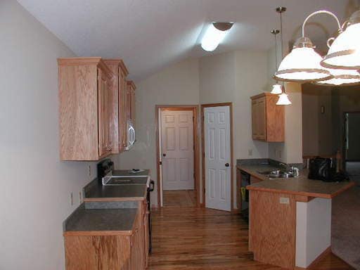 Building Photo - Elegant Town Home