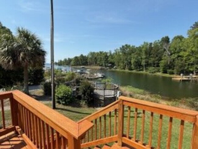 Foto del edificio - Lake living at it's finest!