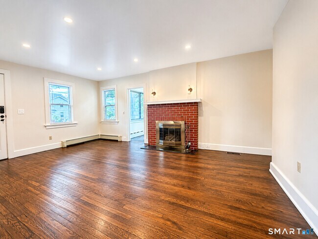 Foto del edificio - 291 Strawberry Hill Ave