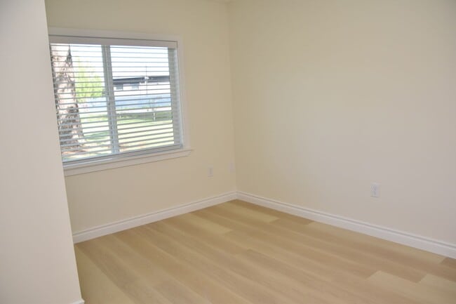 Building Photo - 5724 Hillcrest Dr SW