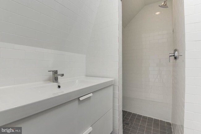 Building Photo - 727 Hobart Pl NW