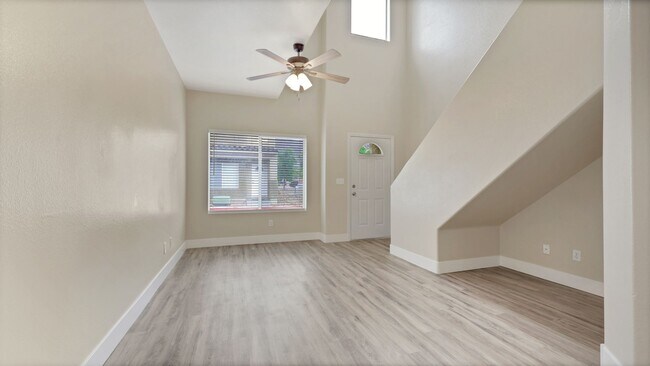 Foto del edificio - Fully rehabbed 3 bedroom Townhouse with 2 ...