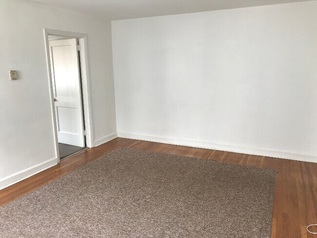 Building Photo - 922 Fox Chase Rd