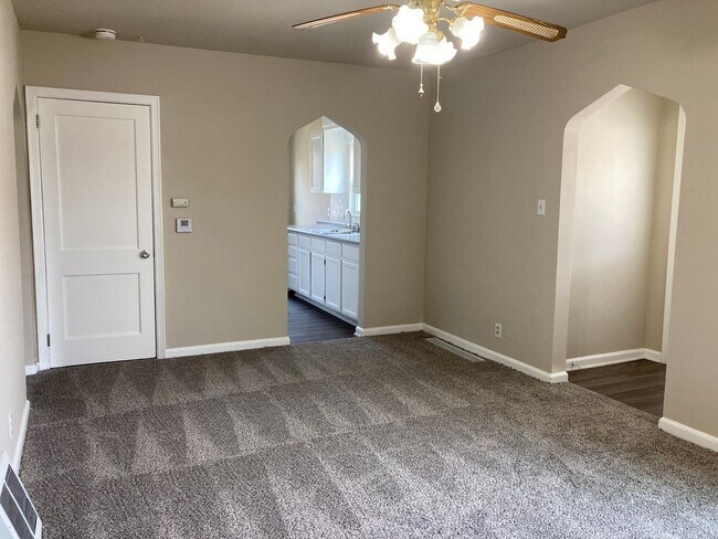 Foto del edificio - 3 Bedroom 2 Bathroom East Side Home