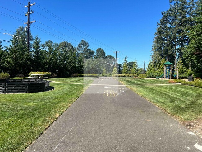 Building Photo - Stunning 5-Bedroom Home for Rent in Lake S...