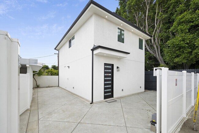 Foto del edificio - 15238 Leadwell St
