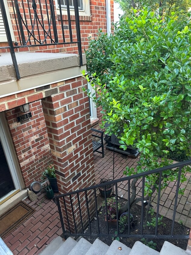 Primary Photo - 3219 Sutton Pl NW