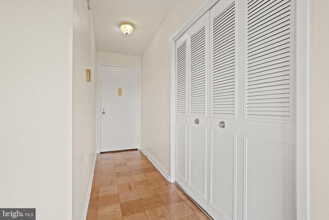 Foto del edificio - 10401 Grosvenor Pl