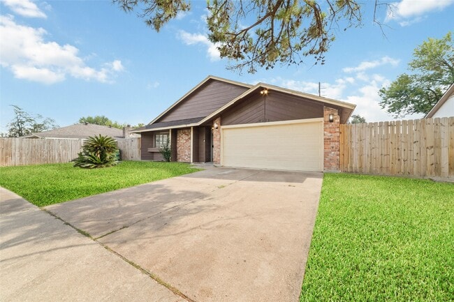 Foto del edificio - 5711 Longforest Dr